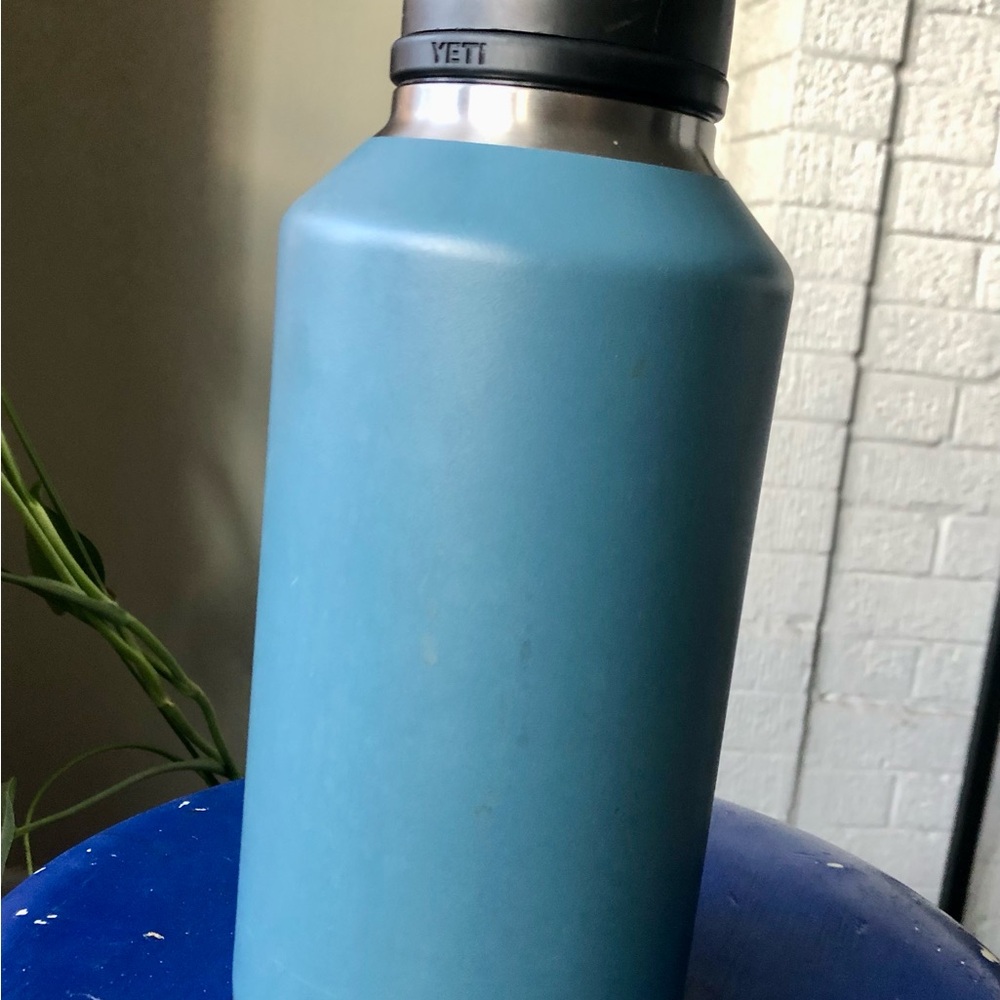 YETI RAMBLER 64 OZ WATER BOTTLE
WITH CHUG CAP